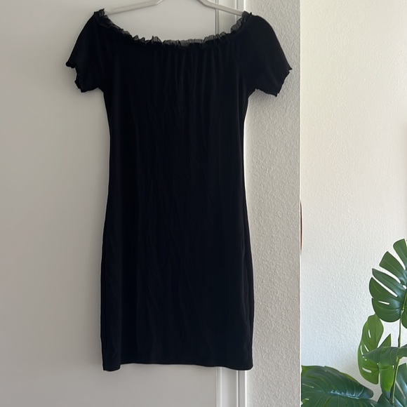 Mini Ruffle Bodycon Dress - 90s Style Black Bodycon Minimalist Fitted Mini Dress - Picture 3 of 8